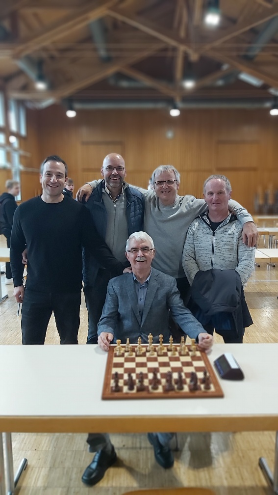 Mitte: Die strahlenden Sieger mit Kapit&auml;n Josef Zboril  